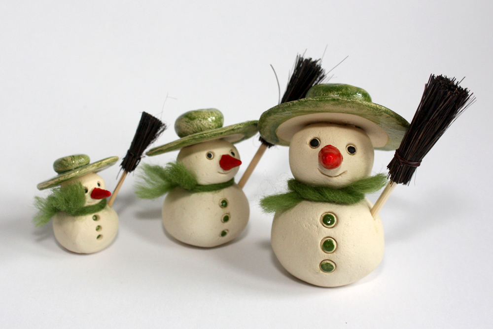 Schneemann Gruppe gruen