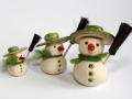 Schneemann Gruppe gruen